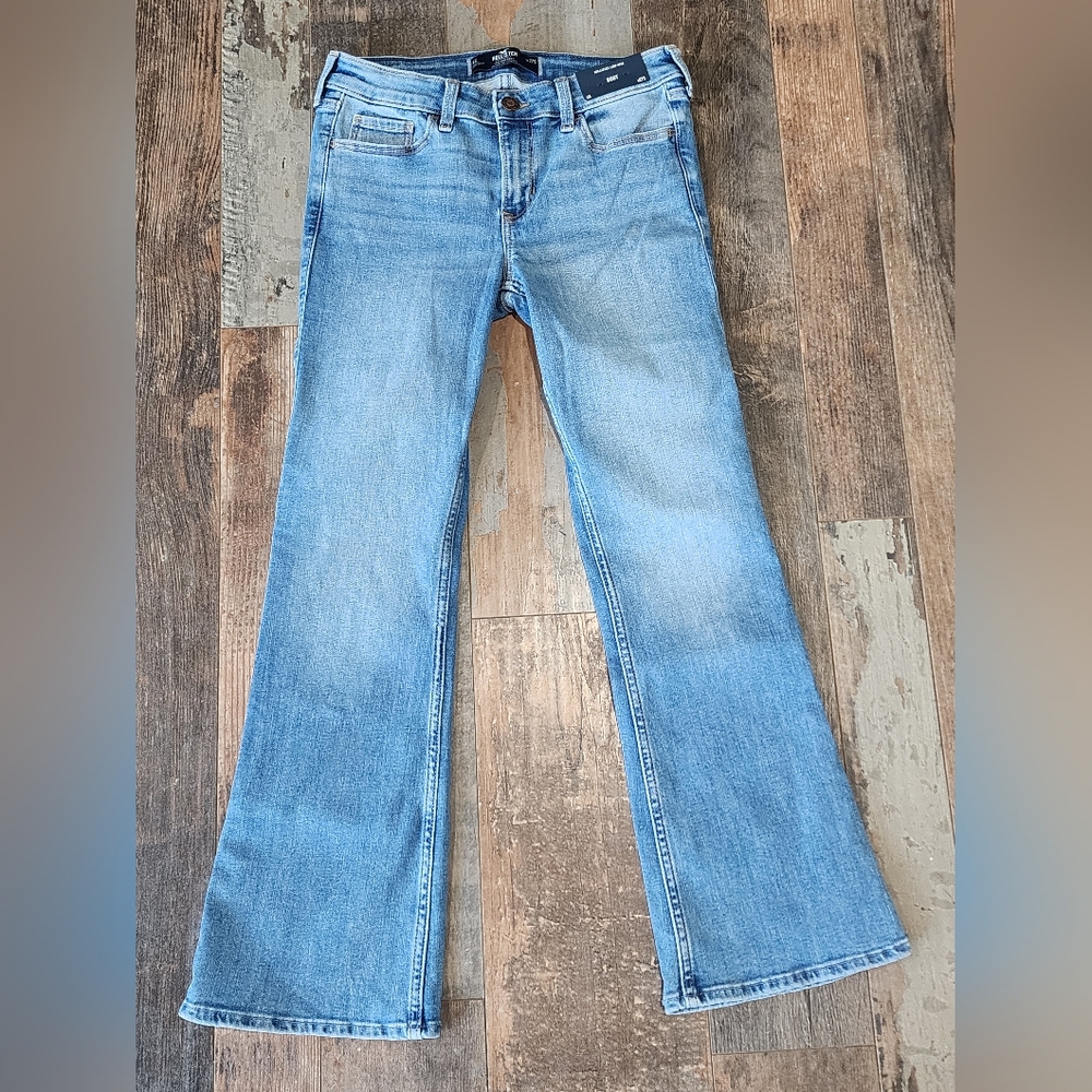 NWT Hollister Low Rise Boot Cut Jeans 4S/27S